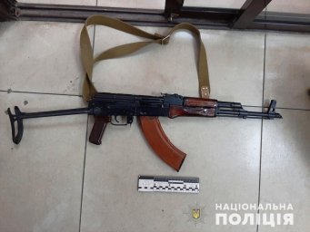 В Харькове мужчина ходил по улице с ружьем
