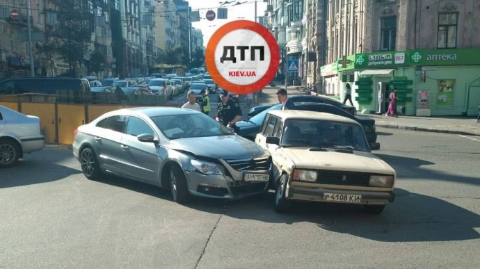 В Киеве произошло ДТП – столкнулись иномарка и Жигули. Фото
