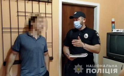 В Одессе мужчина систематично истязал ребенка. Появилось видео