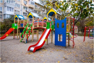 В Киеве на детской площадке мужчину ударили ножом в спину
