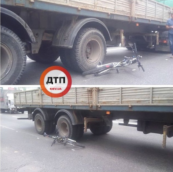 В Киеве произошло ДТП грузовика с прицепом и велосипеда