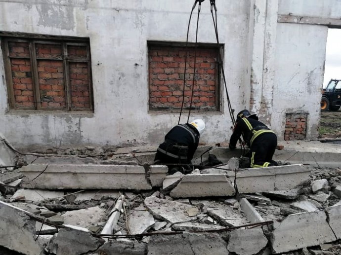 В Николаевской области на юношу упала железобетонная плита