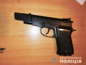 В Новомосковске мужчина стрелял в прохожего