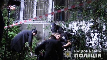 В Киеве мужчина сбросил знакомую с балкона. Появилось видео