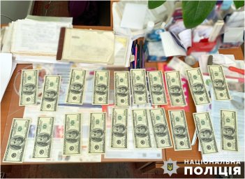 На Житомирщині лікар «вирішував» проблеми з інвалідністю за «круглу» суму в доларах
