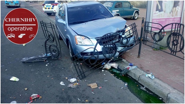 В Чернигове автомобиль врезался в ограждение тротуара