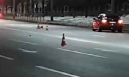 В Киеве на переходе автомобиль сбил подростка. Появилось видео