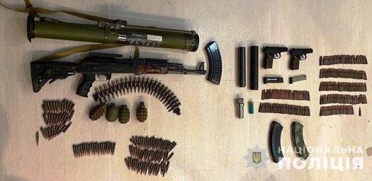 У мешканця Дніпропетровської області вилучили арсенал зброї та боєприпасів