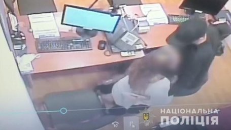В Черноморске мужчина ограбил финансовое учреждение. Появилось видео