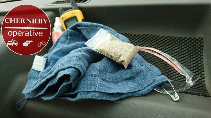 В Чернигове водитель и пассажир авто перевозили наркотики. Фото