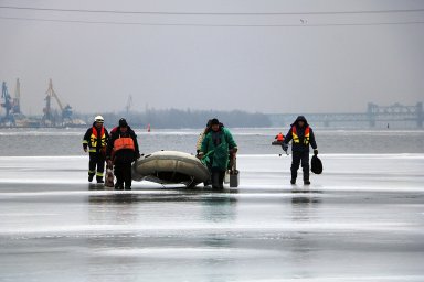 В Днепре спасатели сняли со льдины шестерых рыбаков. Появилось видео