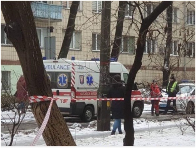 В Киеве мужчина покончил с собой, выпрыгнув из окна. Появилось видео