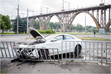 В Днепре произошло ДТП – «Chevrolet подрезал Mercedes», есть пострадавшие. Фото