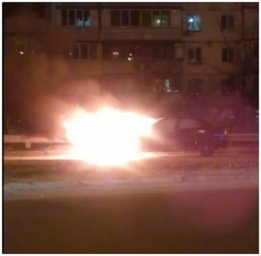 В Киеве на улице героев Сталинграда сгорел автомобиль. Появилось видео