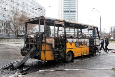 В Киеве во время рейса загорелось маршрутное такси. Появилось видео