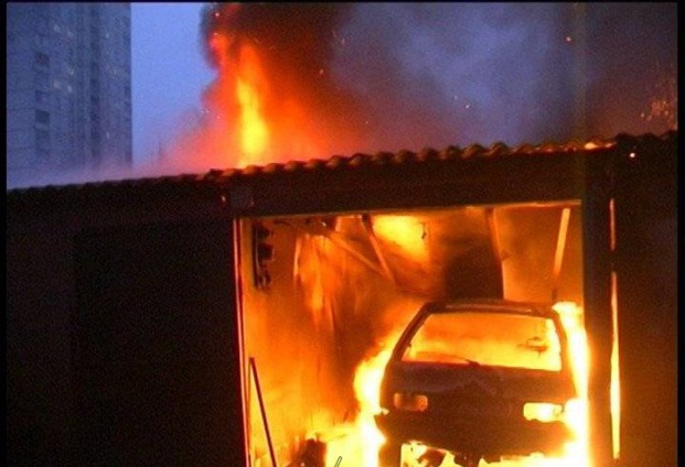 В Ромнах умышленно сожжены гаражи с автомобилями