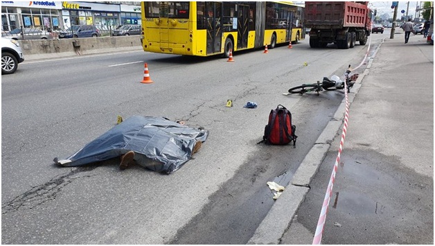 В Киеве на проспекте Бандеры произошло ДТП со смертельным исходом. Появилось видео