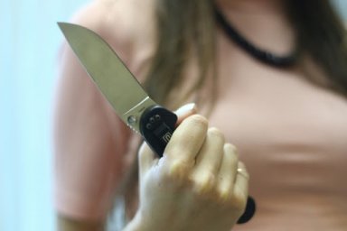 В Николаеве несовершеннолетняя девушка ударила себя ножом