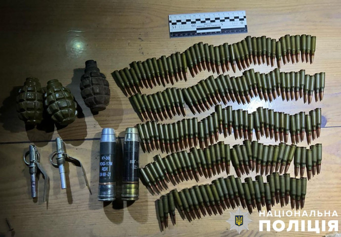 Херсонщина: Поліція розкрила злочинне угруповання за збут зброї та наркотиків