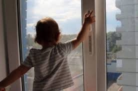 В Мариуполе из окна выпал ребенок