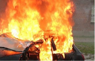 В Киеве сгорел автомобиль Land Rover