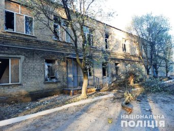 В результате обстрела в Красногоровке повреждена больница