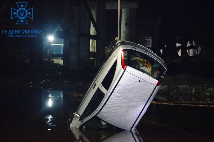В Чернигове в реку сорвался автомобиль с людьми