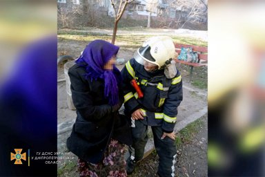 В Каменском при пожаре спасли пожилую женщину