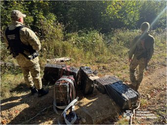 Прикордонники на кордоні з Румунією запобігли контрабанді сигарет. З’явилося відео