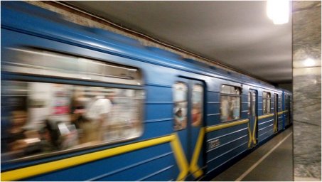 На станции метро «Крещатик» в Киеве мужчина упал на рельсы