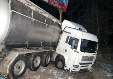 На трассе Киев-Одесса опрокинулся бензовоз, разлилось топливо. Появилось видео
