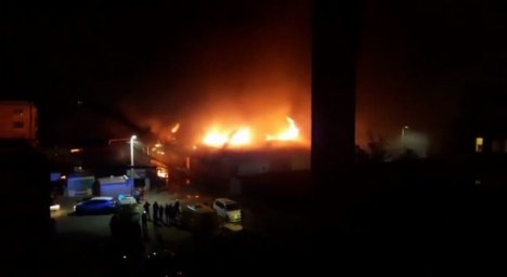 В Ахтубинске масштабный пожар на рынке. Пламя походит к жилым домам. Появилось видео