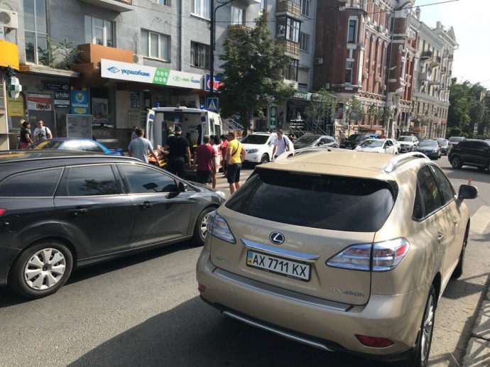 В Харькове на переходе автомобиль сбил женщину