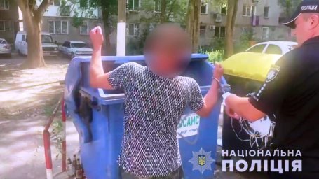 В Одессе мужчина до смерти избил жену и выбросил тело в мусорный бак. Появилось видео