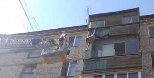 У Миколаєві трохи не загинув чоловік, котрий висів на балконі зачепившись ногами