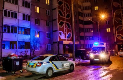 В Киеве молодая женщина выпала с 13 этажа