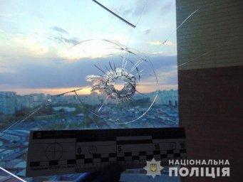 В Киеве мужчина ранил двоих полицейских