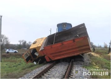 У Болградському районі сталося зіткнення вантажівки з тепловозом. Поліцейські встановлюють обставини