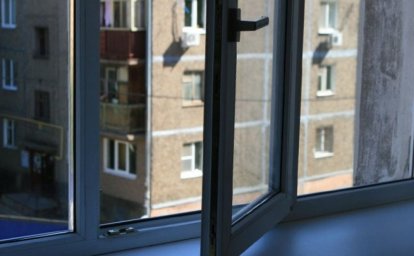 В Полтавской области из окна выпала девушка