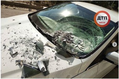 В Киеве с балкона выбросили кинескоп от телевизора и разбили стекло в стоящем авто