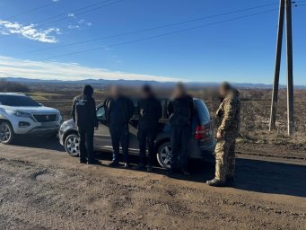 Прикордонники затримали порушників, які йшли в Румунію по фальшивому маршруту. З’явилося відео