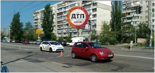 В Киеве автомобиль сбил девушку, переходящую дорогу на зеленый свет