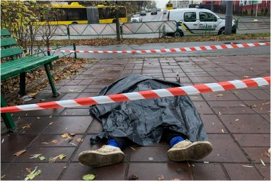 В Киеве возле торгового центра  на улице Ивана Пулюя умер мужчина