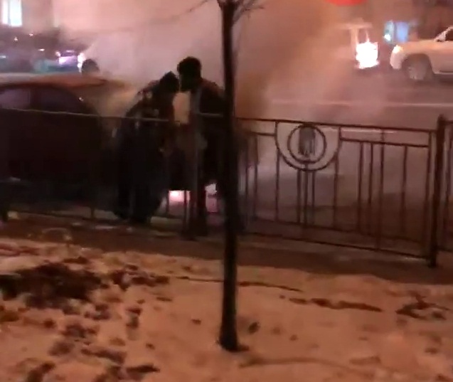 В Киеве загорелся припаркованный автомобиль. Появилось видео