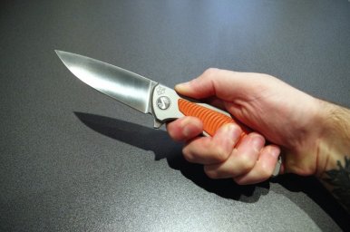 Во Львове неадекватная женщина угрожала прохожим ножом