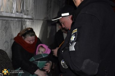 В Одессе спасатели вынесли из горящей квартиры ребенка
