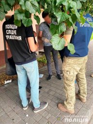В Черновцах за взятку задержан работник военкомата. Появилось видео