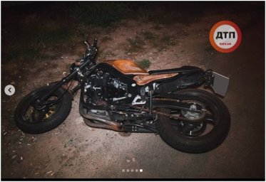 В Киеве мотоциклист сбил пешехода, переходившего улицу в неположенном месте