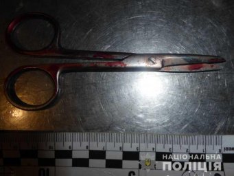 В Киеве мужчина ударил знакомого ножницами в шею