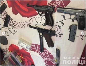 В Киеве у мужчины изъяли четыре пистолета и патроны